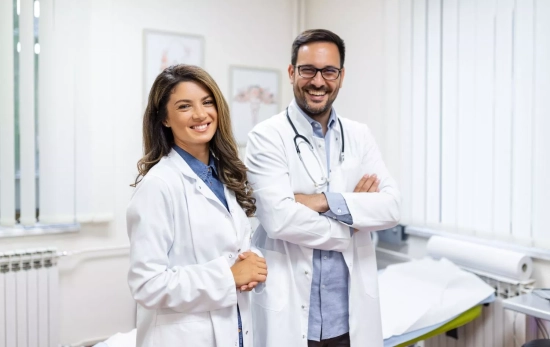 Dos médicos en un hospital  / FREEPIK - stefamerpik Dos médicos en un hospital  / FREEPIK - stefamerpik