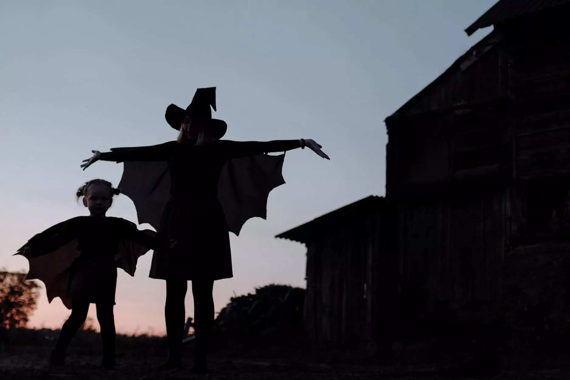 EDos personas celebran Halloween en un pueblo / CANVA EDos personas celebran Halloween en un pueblo / CANVA