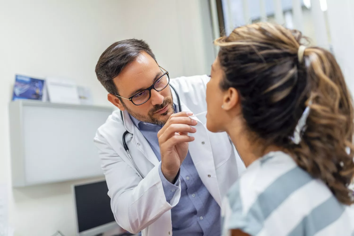 Un médico examina a un paciente que se va a someter a una operación de anginas / FREEPIK - stefamerpik