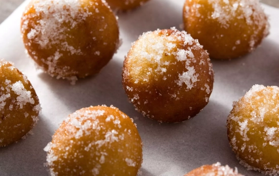 Bueñuelos de viento con azúcar/ CANVA Bueñuelos de viento con azúcar/ CANVA