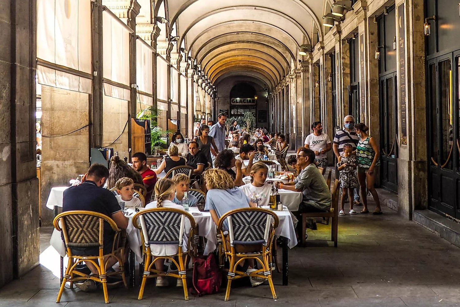 Personas sentadas en la terraza de un restaurante de Barcelona PIXABAY