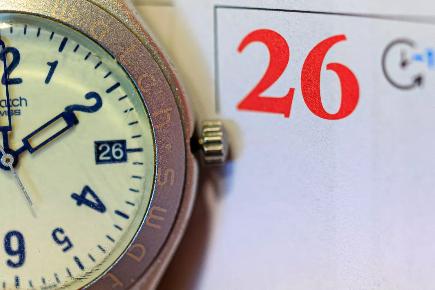 Un reloj junto a la fecha en la que se cambiará la hora el fin de semana / Javier Belver - EFE