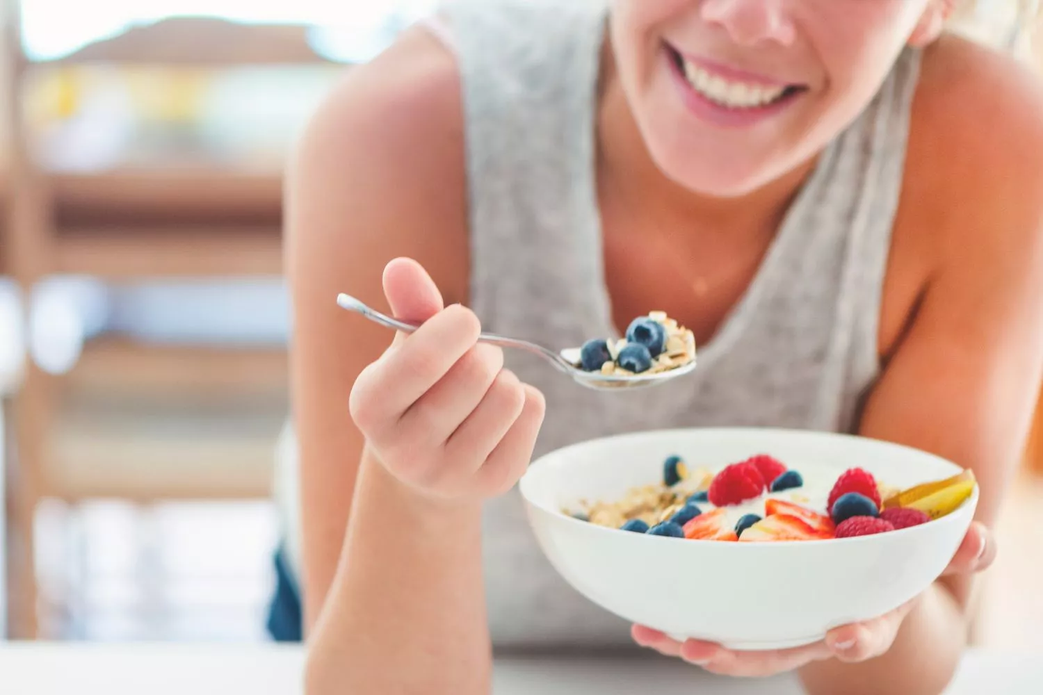 Una mujer desayunando antes de entrenar/ CANVA Una mujer desayunando antes de entrenar/ CANVA