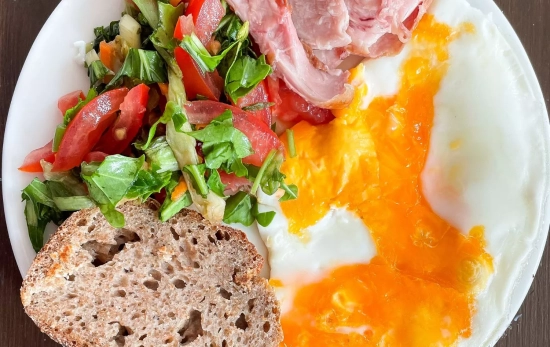 Un desayuno ligero y equilibrado/ CANVA Un desayuno ligero y equilibrado/ CANVA