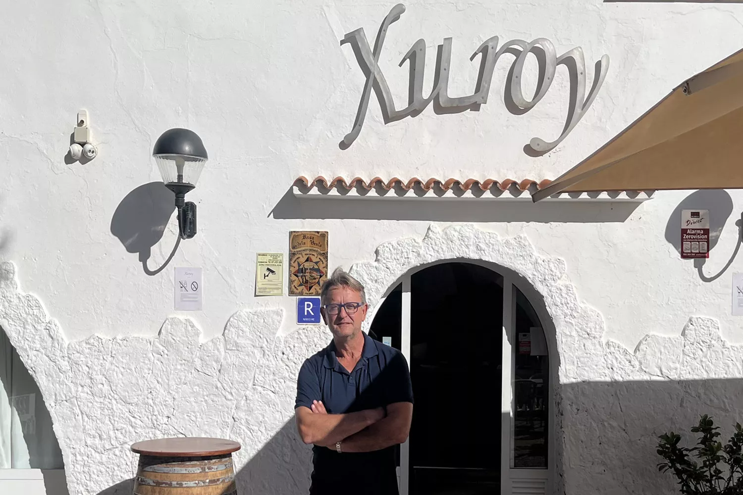 Mankel, director del hotel Xuroy de Menorca, en la puerta del establecimiento / TC Mankel, director del hotel Xuroy de Menorca, en la puerta del establecimiento / TC