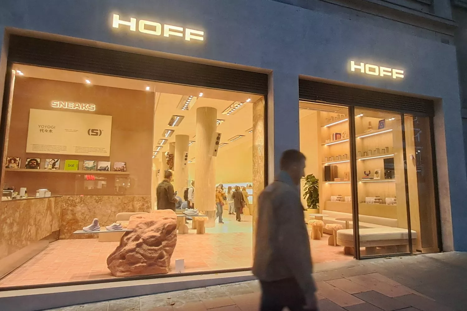 Una persona pasa delante de la tienda de Hoff   CG Una persona pasa delante de la tienda de Hoff   CG