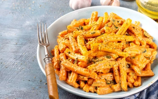 Pasta con salsa de calabaza, cebolla caramelizada y queso crema/ CANVA Pasta con salsa de calabaza, cebolla caramelizada y queso crema/ CANVA