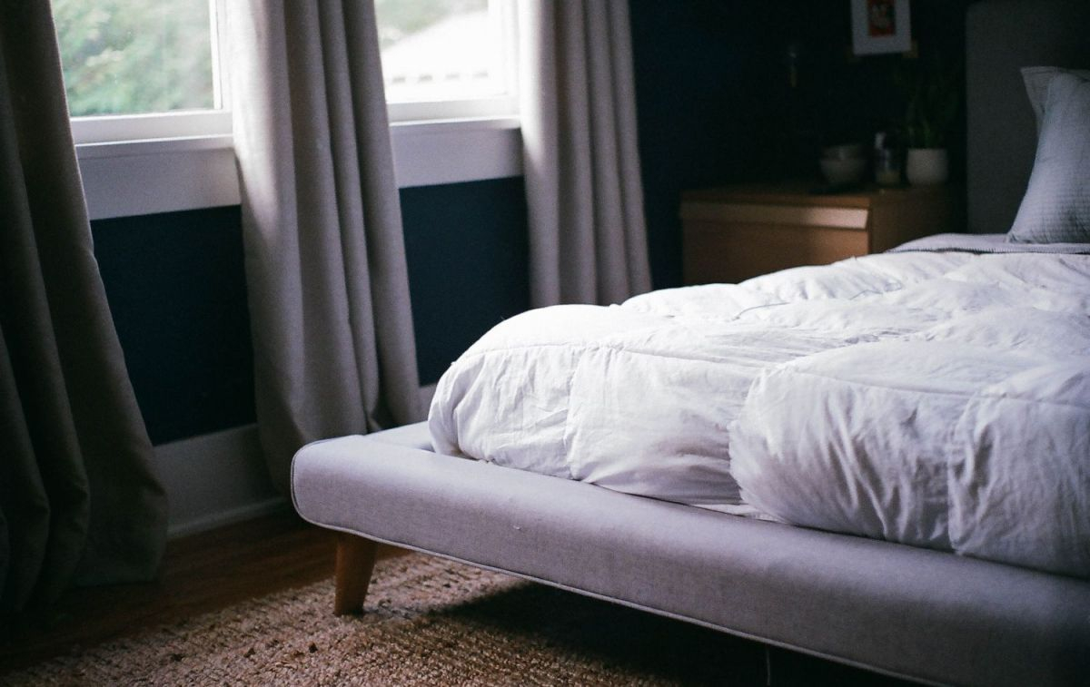 Una cama con un colchón corriente en el que se puede instalar el aparato de Lidl / Unsplash