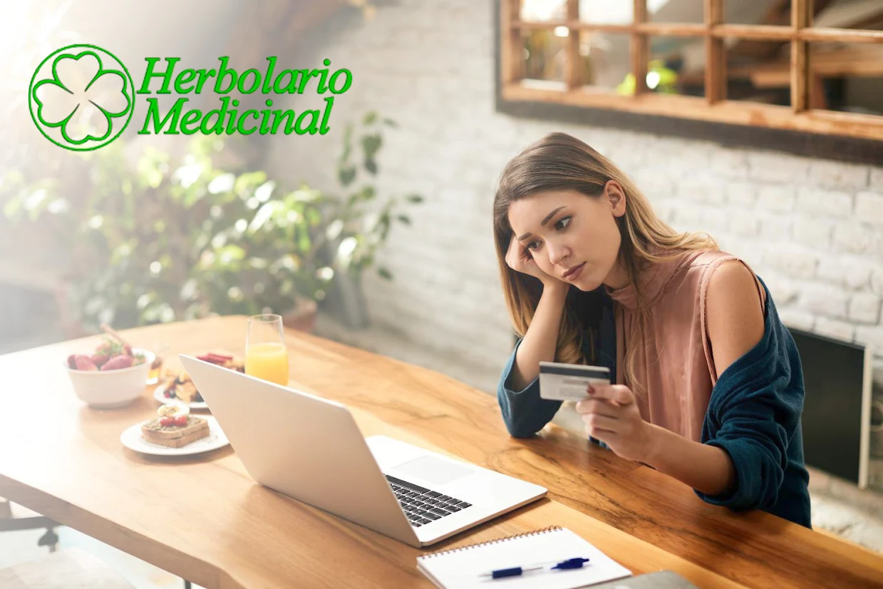 El logo de Herbolario Medicinal y una consumidora / MONTAJE CONSUMIDOR GLOBAL El logo de Herbolario Medicinal y una consumidora / MONTAJE CONSUMIDOR GLOBAL