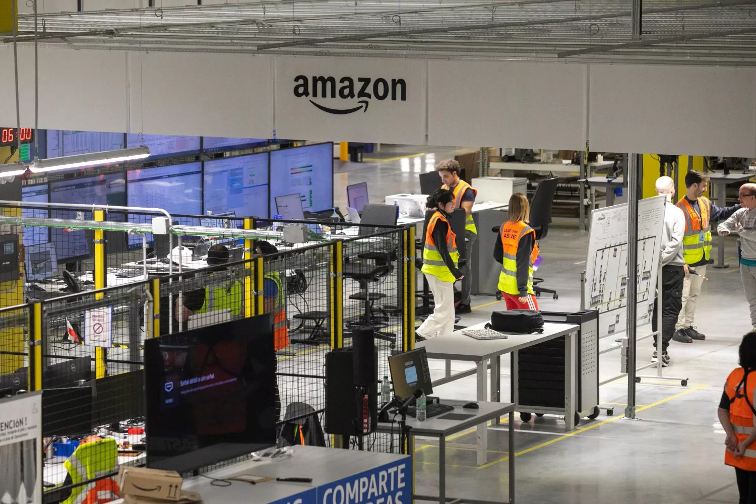 Varios trabajadores en un centro logístico de Amazon   EP Varios trabajadores en un centro logístico de Amazon   EP