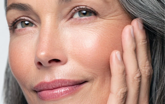 Una mujer que sigue una buena rutina de 'skincare' para piel madura / CANVA