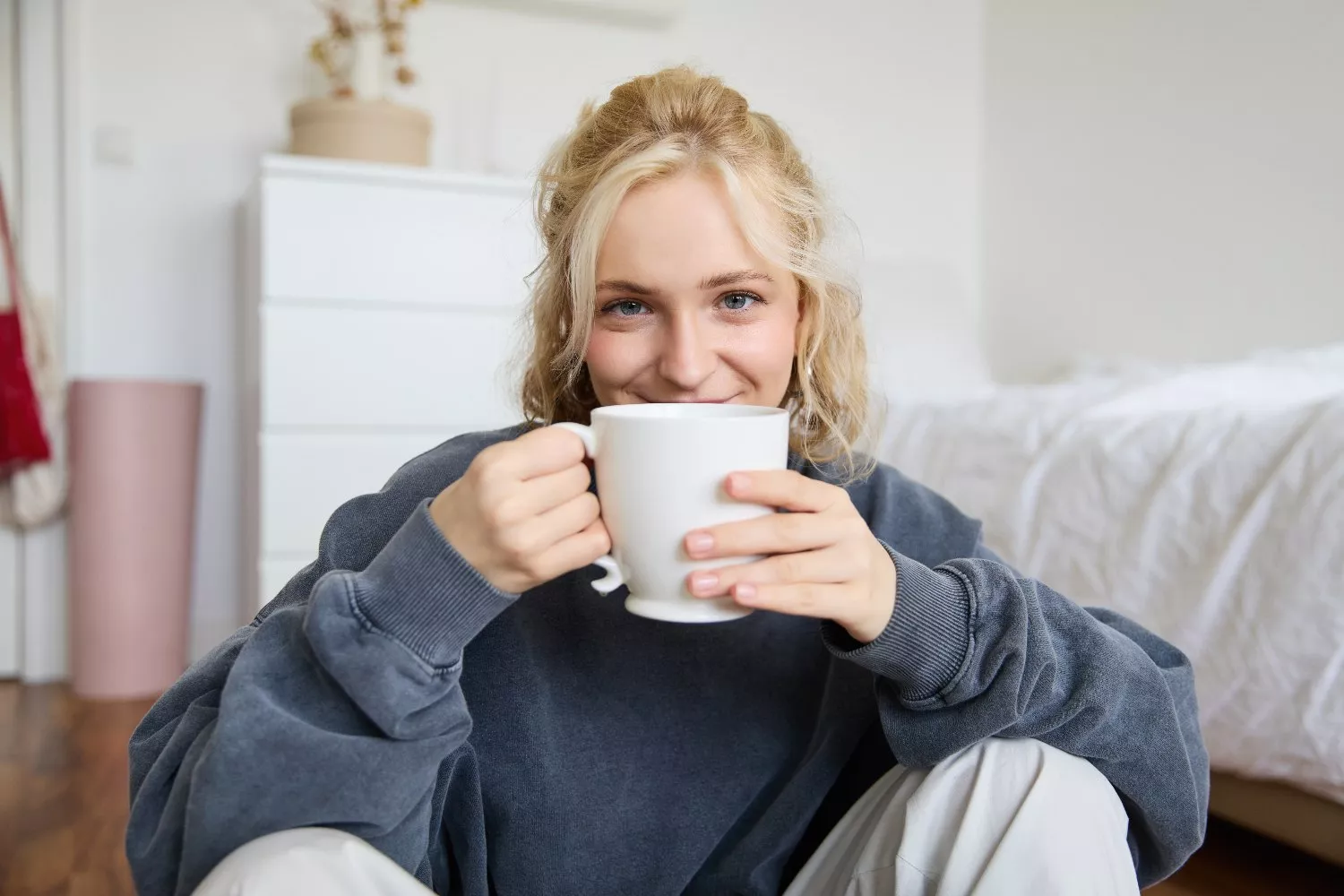 Una joven sostiene una taza con una bebida de YoSoy / FREEPIK - benzoix Una joven sostiene una taza con una bebida de YoSoy / FREEPIK - benzoix