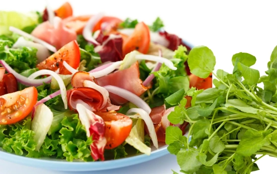 Una ensaladera y berros/ Montaje Consumidor Global