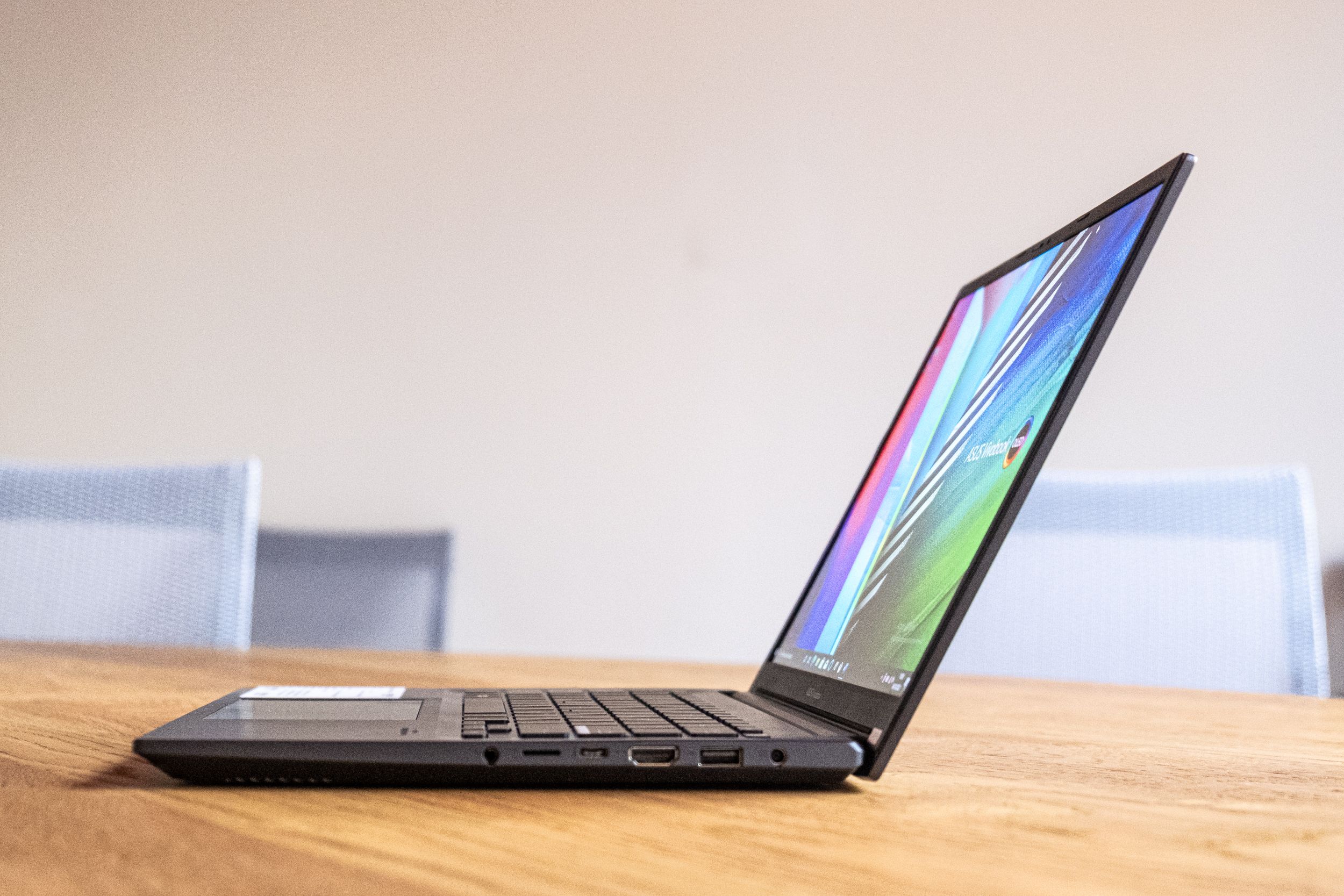 El portátil Asus Vivobook 14 de perfil