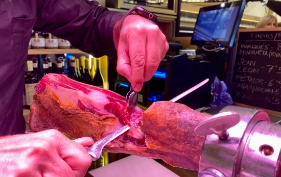 Manuel López corta un trozo de jamón en Reserva Ibérica The Kitchen / CG Manuel López corta un trozo de jamón en Reserva Ibérica The Kitchen / CG