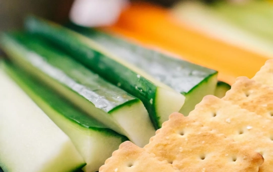 Los crackers o crudités son ideales para acompañar una salsa de queso/ Montaje Consumidor Global Los crackers o crudités son ideales para acompañar una salsa de queso/ Montaje Consumidor Global
