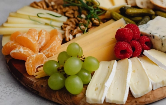 Una tabla de quesos con frutas y frutos secos/ CANVA Una tabla de quesos con frutas y frutos secos/ CANVA