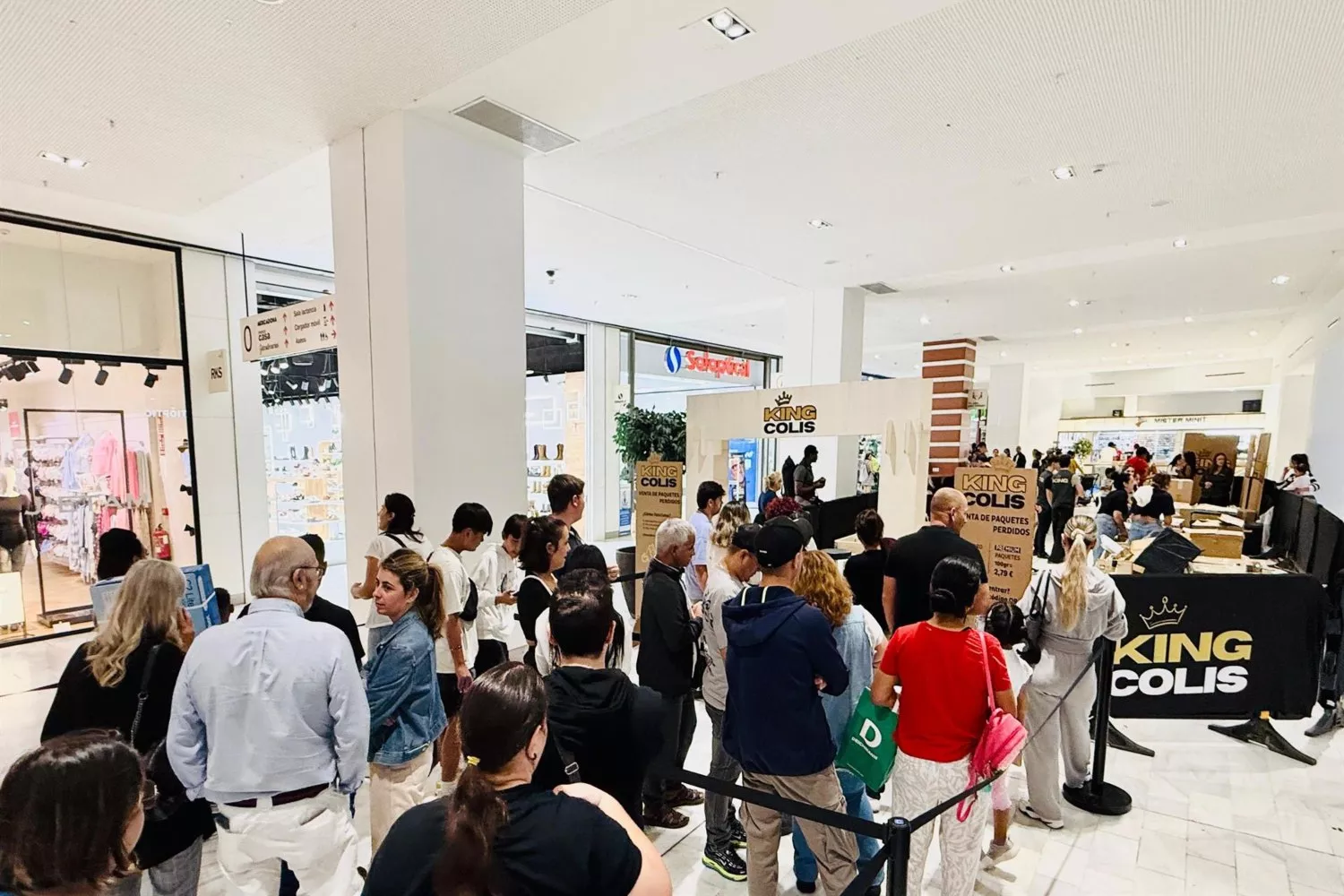 La larga cola en el centro comercial Los Arcos para comprar los paquetes perdidos / LOS ARCOS - EP La larga cola en el centro comercial Los Arcos para comprar los paquetes perdidos / LOS ARCOS - EP