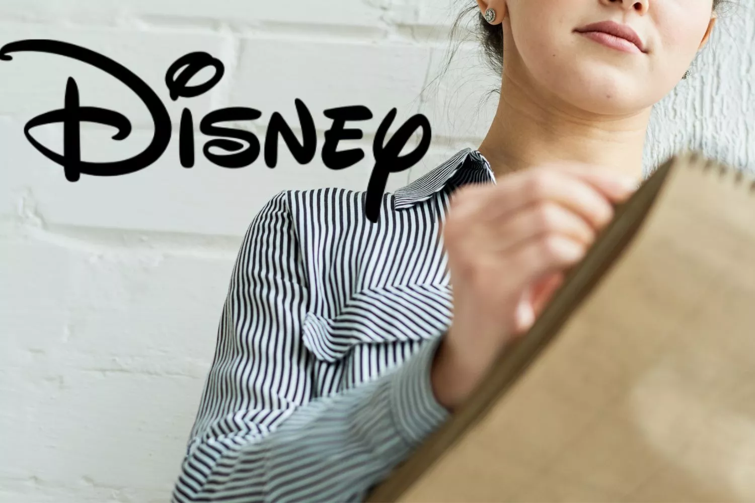 El logo de Disney y una persona que emplea la técnica de los dibujantes para bajar los niveles de cortisol / Montaje Consumidor Global