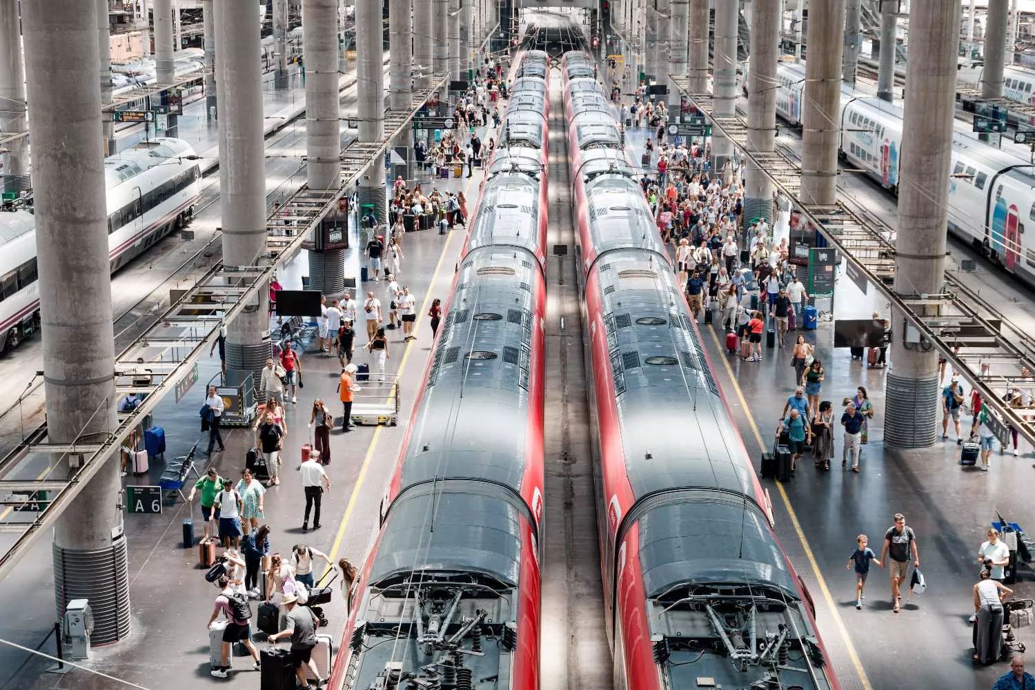 Multitud de personas en la estación Madrid-Puerta de Atocha-Almudena Grandes