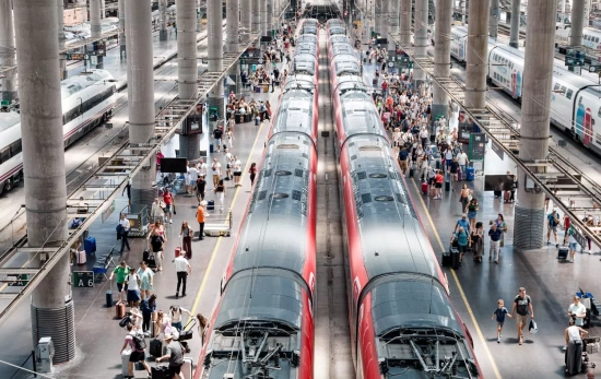 Varias personas en los uno de los andenes de la estación Puerta de Atocha Almudena Grandes