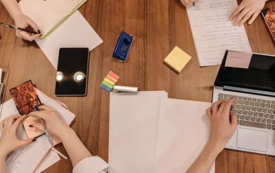 Un grupo de creativos poniendo en práctica el método de la pausa creativa de los trabajadores de Disney/ CANVA Un grupo de creativos poniendo en práctica el método de la pausa creativa de los trabajadores de Disney/ CANVA