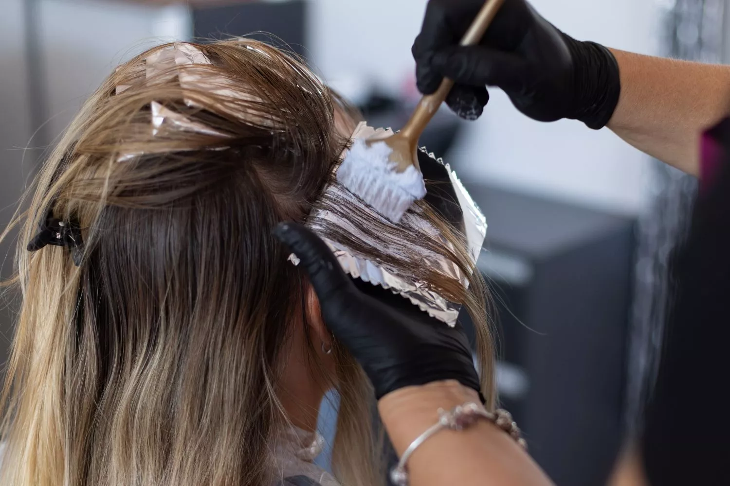 Una peluquera tiñe a una clienta con el tono que rejuvenece la melena / CANVA  Una peluquera tiñe a una clienta con el tono que rejuvenece la melena / CANVA