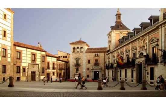 Una vista de la Plaza de la Villa / ESMADRID Una vista de la Plaza de la Villa / ESMADRID