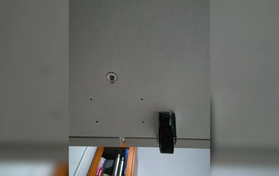 El hueco donde debería ir el pulsador en la cama abatible CEDIDA El hueco donde debería ir el pulsador en la cama abatible CEDIDA