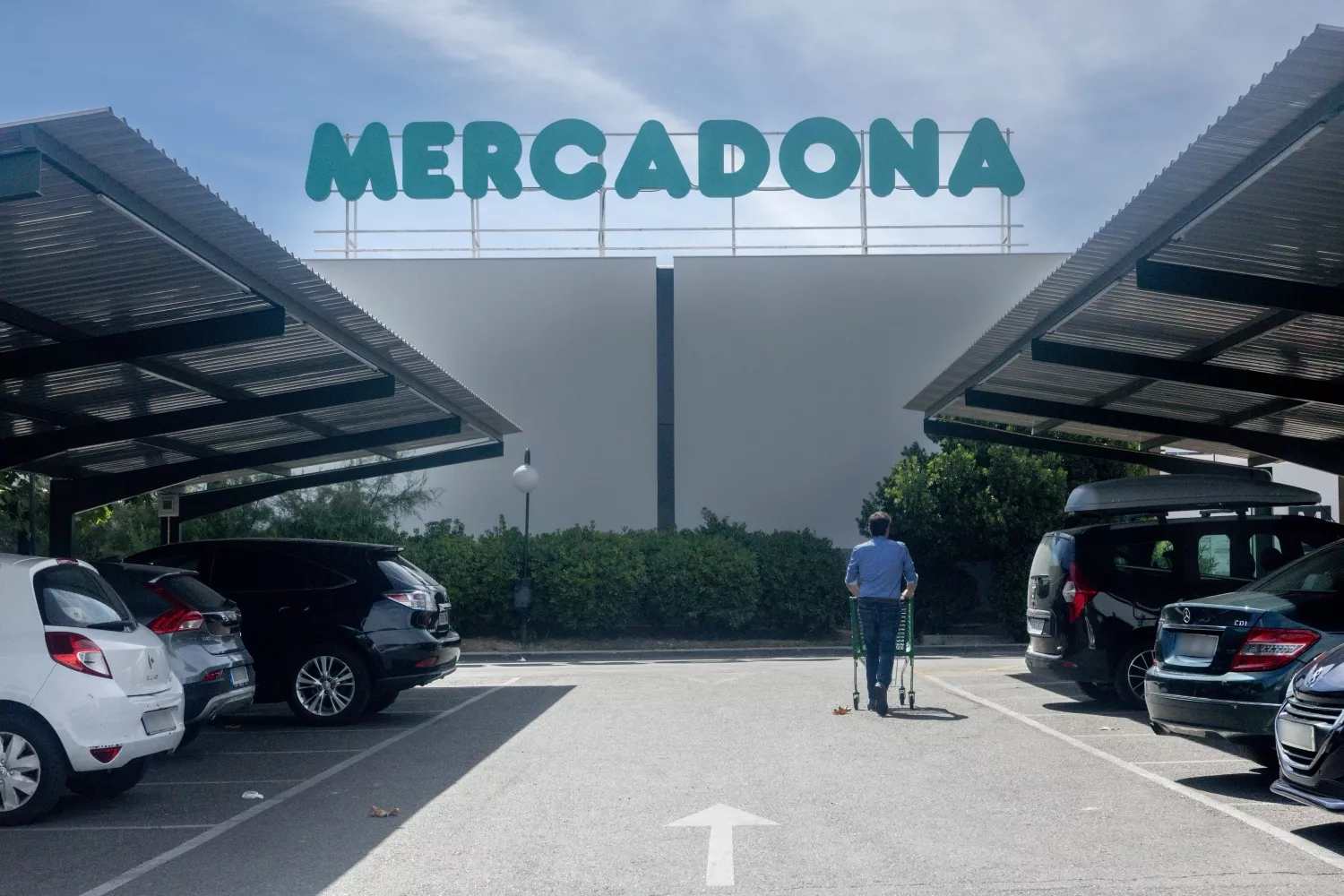 Un cliente entra en un supermercado de Mercadona / Ricardo Rubio - EP Un cliente entra en un supermercado de Mercadona / Ricardo Rubio - EP