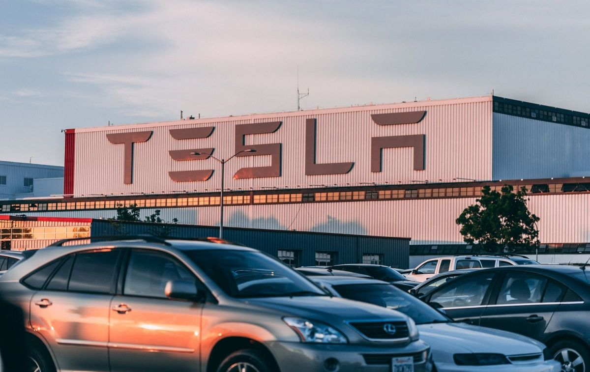 Vehículos aparcados delante de una fábrica de Tesla / PEXELS