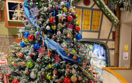 Árbol de Navidad del interior de la tienda Käthe Wohlfahrt / CG Árbol de Navidad del interior de la tienda Käthe Wohlfahrt / CG