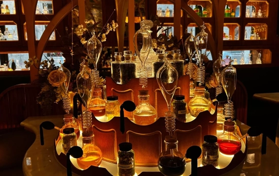 Varios perfumes en el interior de la coctelería ANA CARRASCO Varios perfumes en el interior de la coctelería ANA CARRASCO