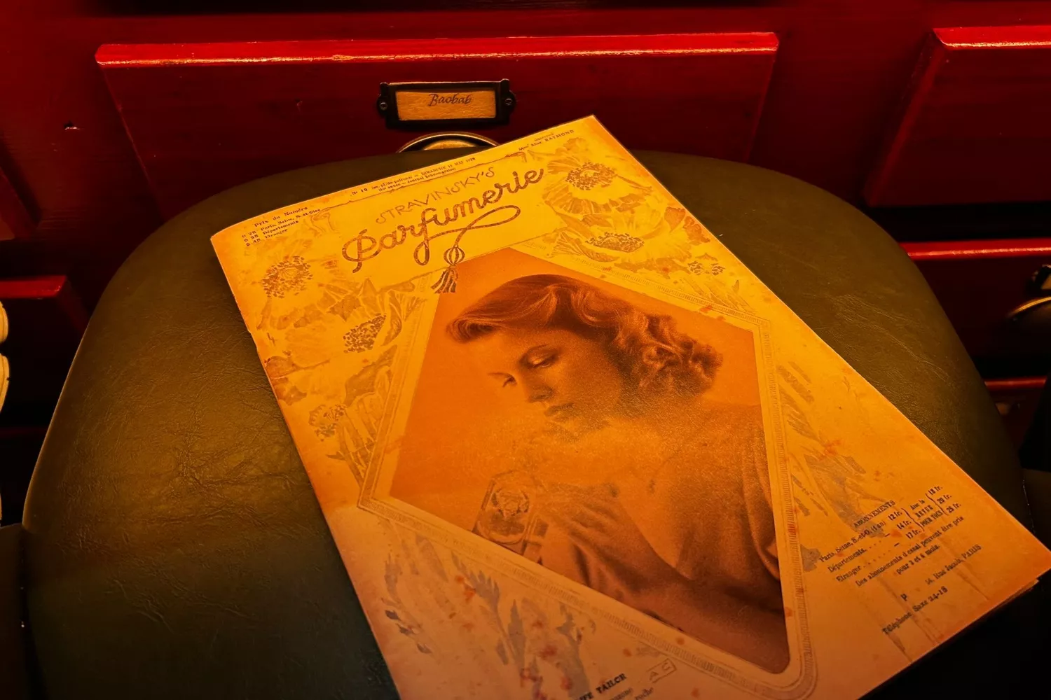 La carta del bar que sirve cócteles con perfume ANA CARRASCO La carta del bar que sirve cócteles con perfume ANA CARRASCO