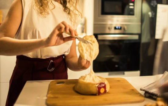 Una consumidora con un queso de la DOP / DOP TORTA DEL CASAR