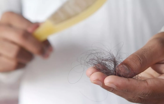 Una persona limpiando un cepillo de pelo/ CANVA Una persona limpiando un cepillo de pelo/ CANVA