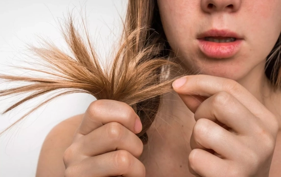 Una persona tocándose el pelo/ CANVA Una persona tocándose el pelo/ CANVA