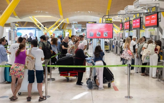 Pasajeros con maletas esperan la cola para facturar / EUROPA PRESS - ALEJANDRO MARTINEZ VELEZ Pasajeros con maletas esperan la cola para facturar / EUROPA PRESS - ALEJANDRO MARTINEZ VELEZ
