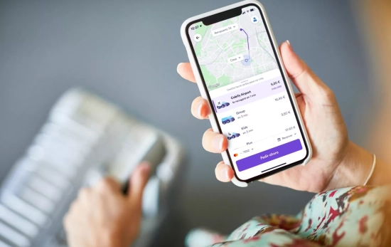 Una persona reserva un viaje en la app de Cabify / EUROPA PRESS - CABIFY Una persona reserva un viaje en la app de Cabify / EUROPA PRESS - CABIFY