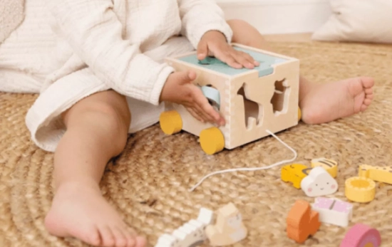 Una niña jugando con los productos de madera de Aldi/ ALDI