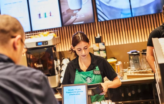 Una empleada de Starbucks toma nota a un cliente CEDIDA Una empleada de Starbucks toma nota a un cliente CEDIDA