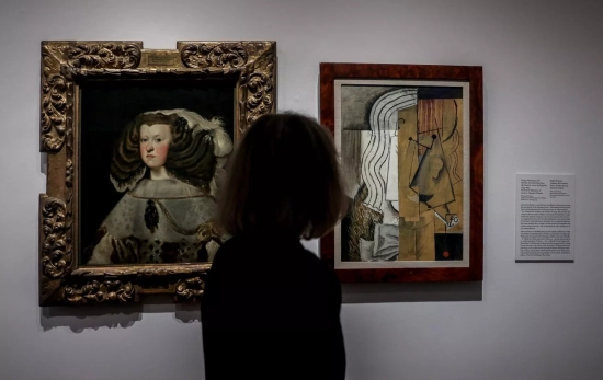 Una visitante en una exposición / EUROPA PRESS - RICARDO RUBIO