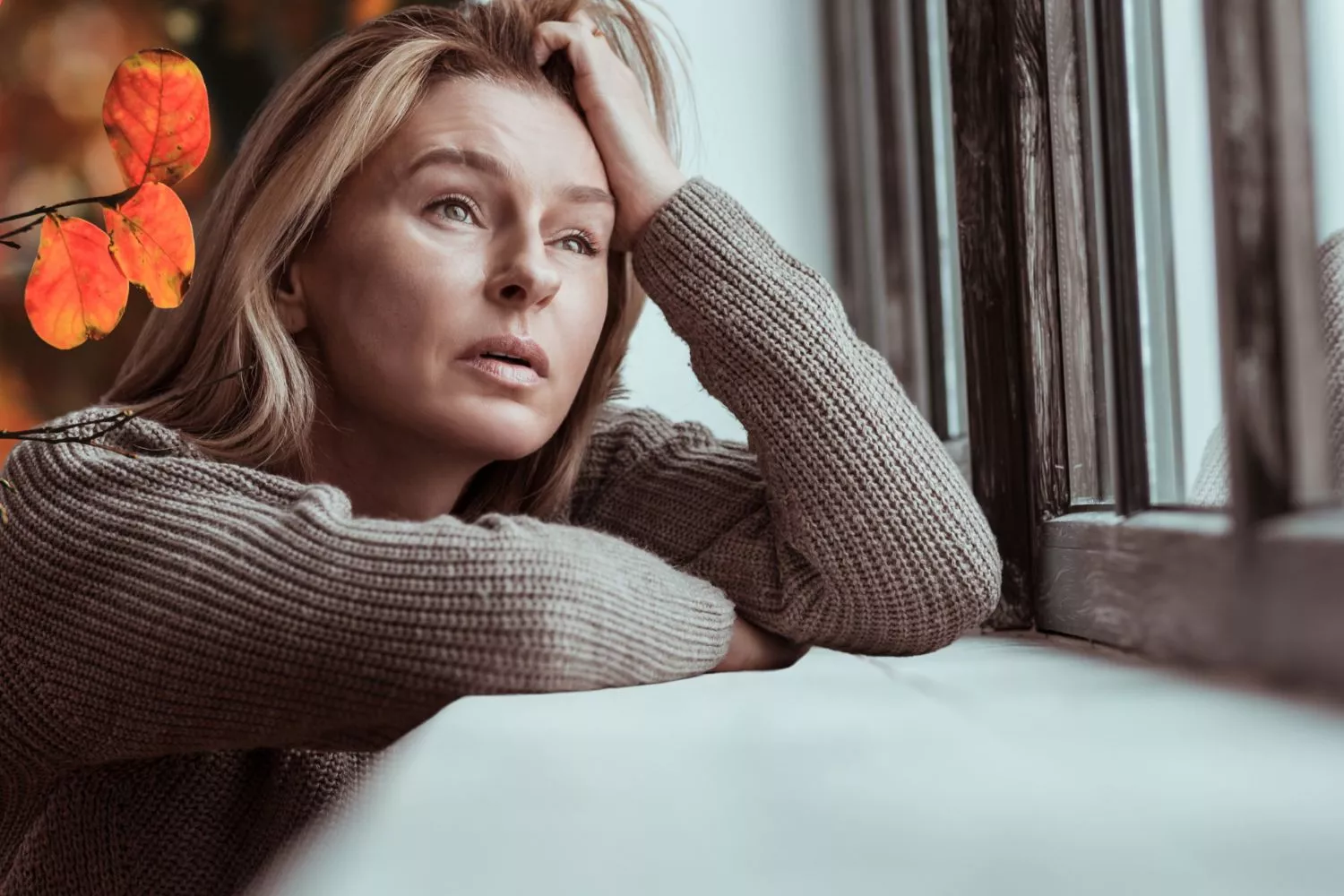 Una persona que tiende a sufrir un bajón en otoño / Montaje Consumidor Global