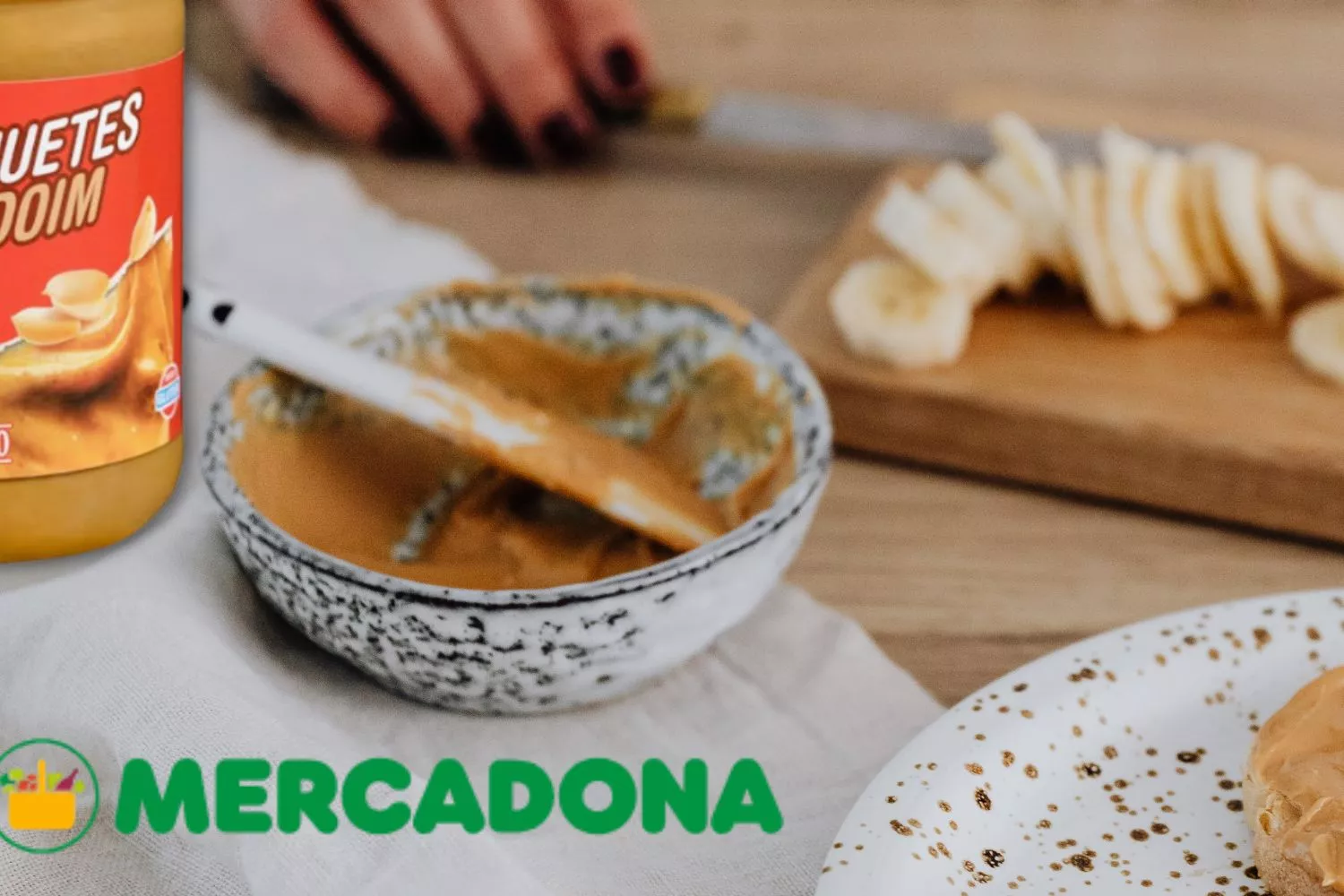Una persona desayunando con el nuevo producto saludable de Mercadona rico en proteínas/ Montaje Consumidor Global