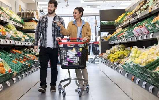 Una pareja en el supermecado / DIA Una pareja en el supermecado / DIA