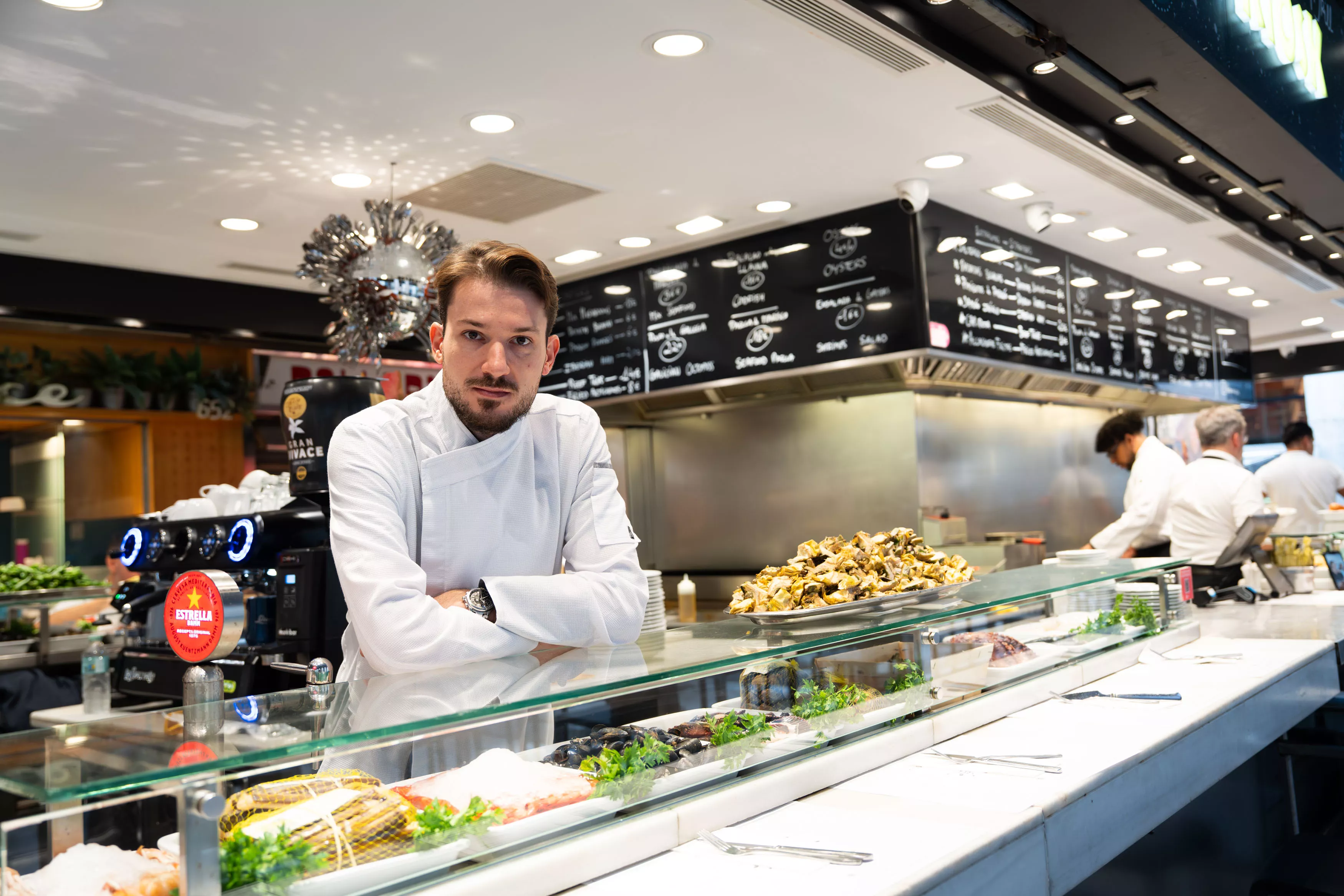 Borja Domínguez, tercera generación al frente del bar Kiosko Universal / SIMÓN SÁNCHEZ