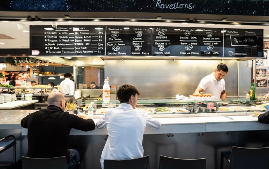 Varios comensales en Kiosko Universal / SIMÓN SÁNCHEZ Varios comensales en Kiosko Universal / SIMÓN SÁNCHEZ