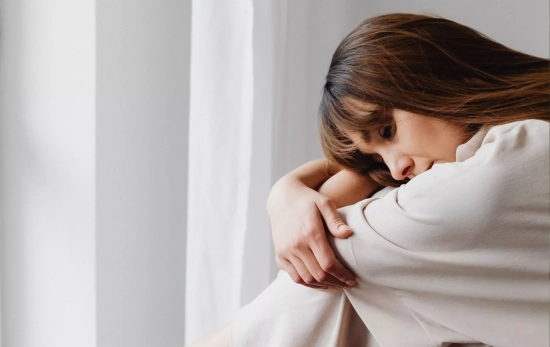 Una mujer con los primeros síntomas de tristeza por el cambio de estación/ CANVA