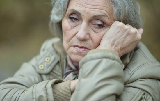 Una mujer que padece astenia otoñal/ CANVA