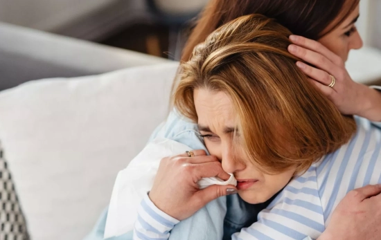 Apoyarnos en nuestros seres queridos puede ser perfecto en momentos en los que nos sentimos desbordados emocionalmente/ CANVA /